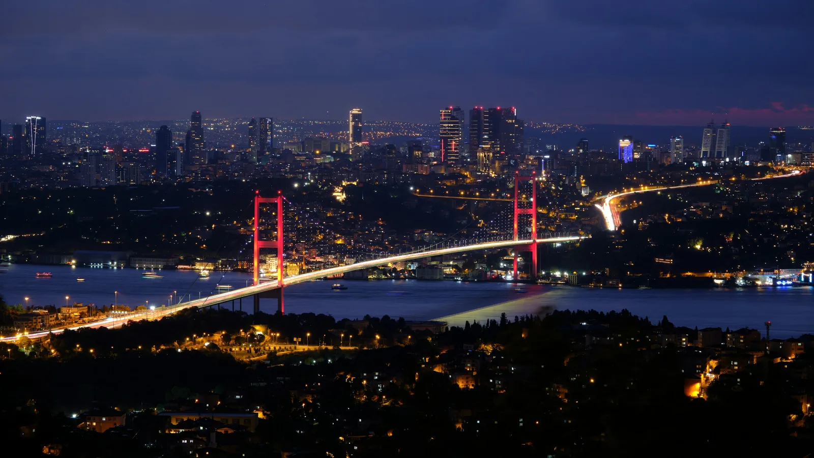 İstanbul Boğazı ve Boğaziçi Köprüsü gece