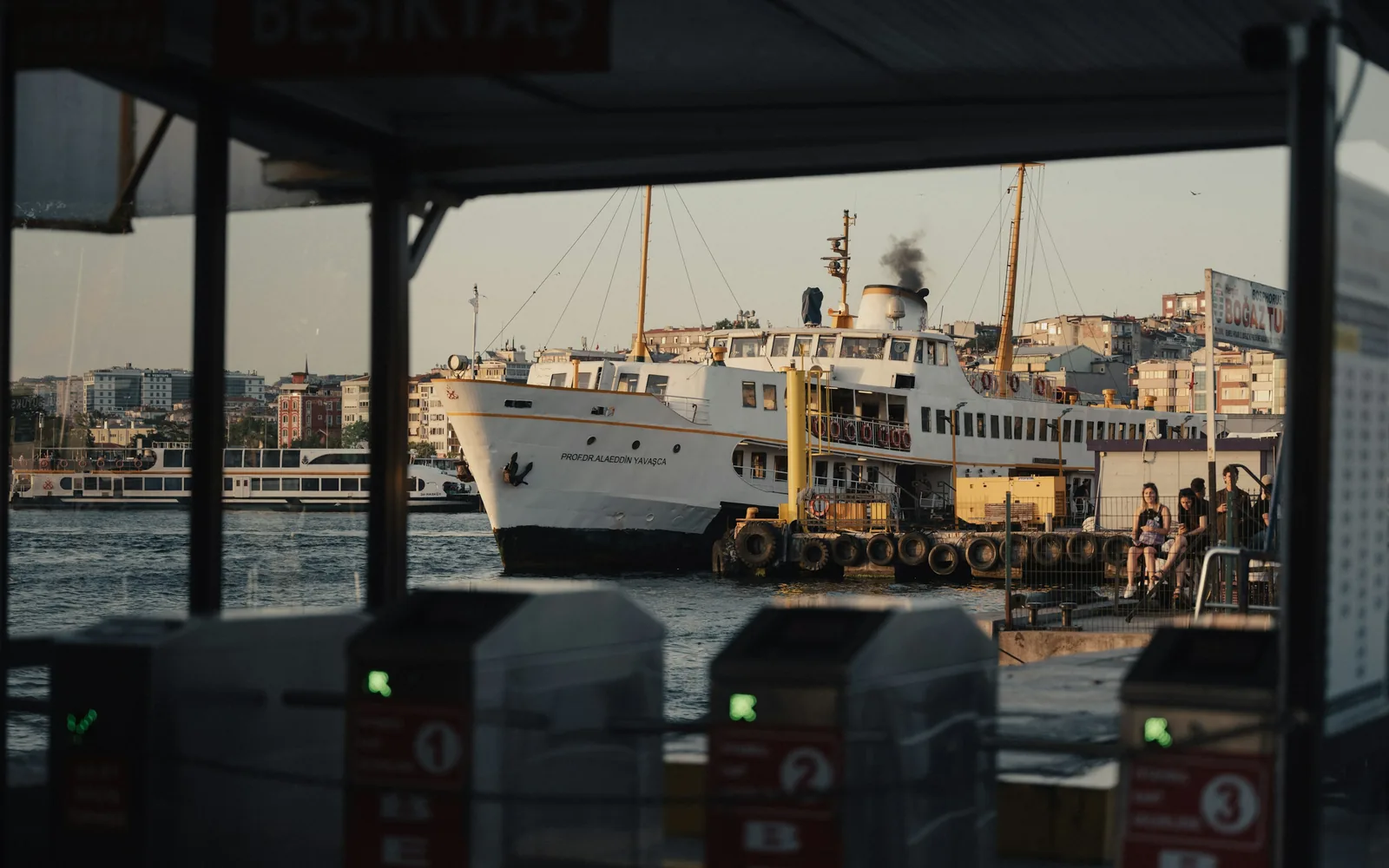 Kadıköy iskelesinde vapur