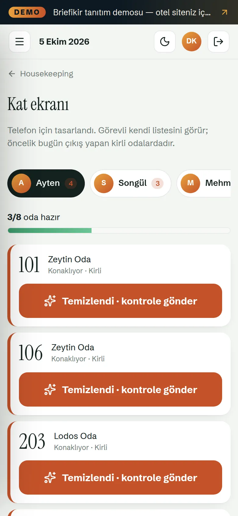 Kat görevlisi ekranı telefonda